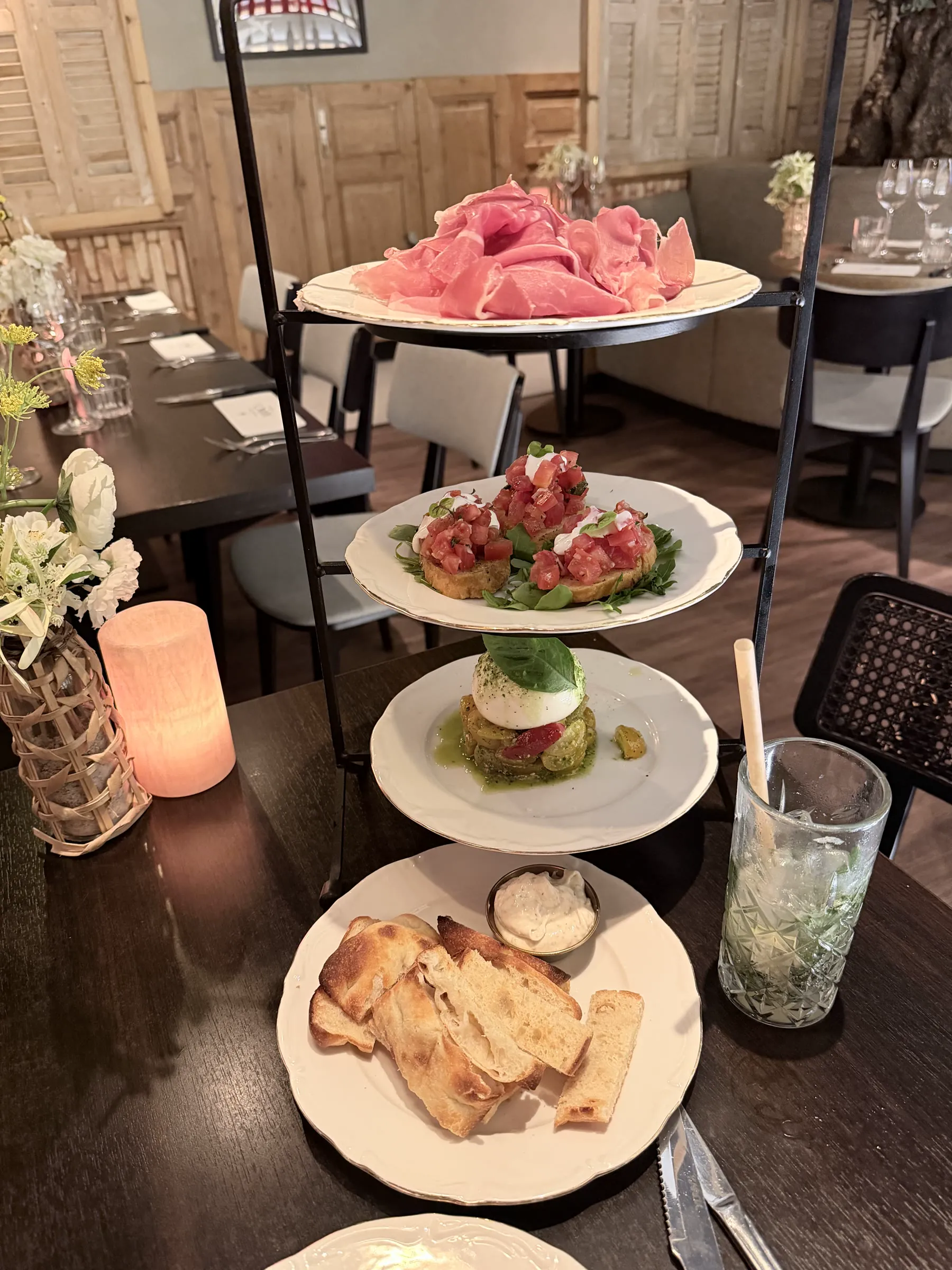 Torre di Pisa sharing platter at Manca Veldhoven with Parma ham, bruschette, burrata, and bread