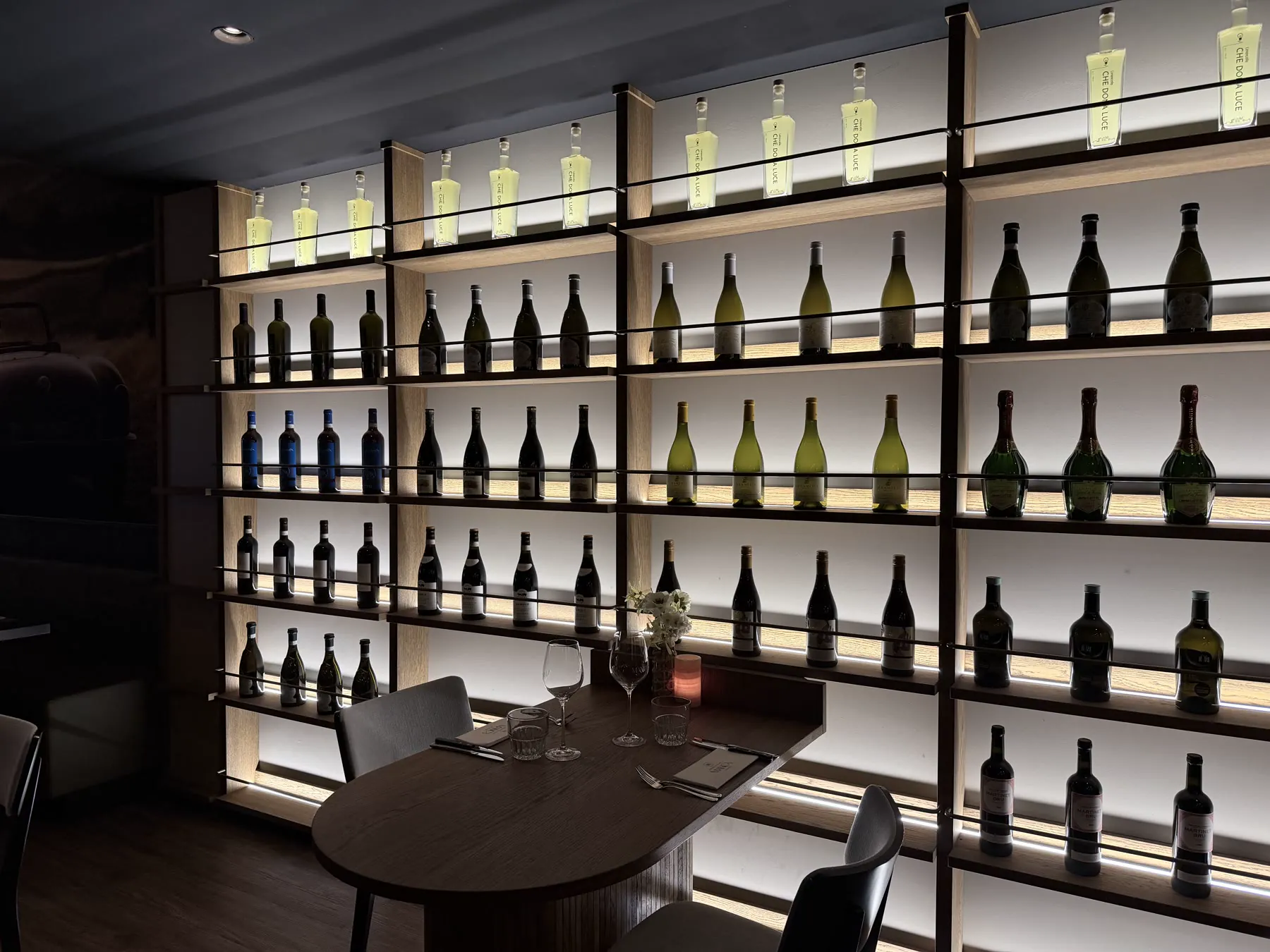 Manca Veldhoven wine wall and table setting