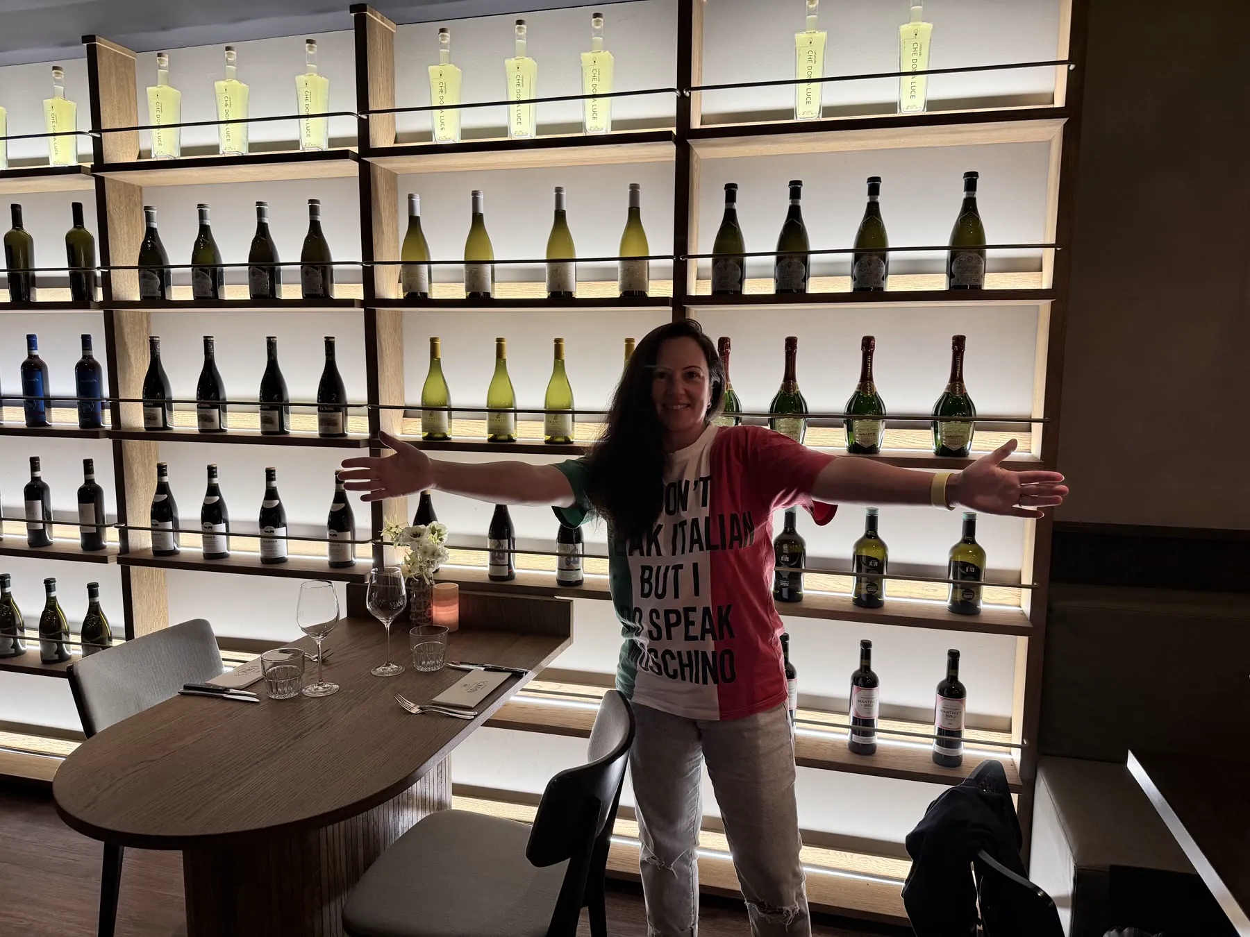 Violetta Bonenkamp in front of Manca Veldhoven's illuminated wine wall